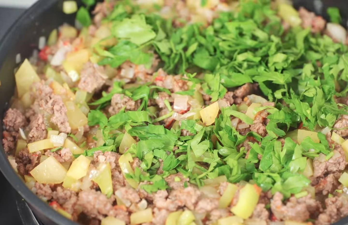 Шаг 11 приготовления Закрытый пирог с мясным фаршем и овощами на сметане