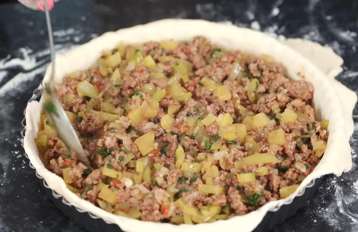 Шаг 14 приготовления Закрытый пирог с мясным фаршем и овощами на сметане