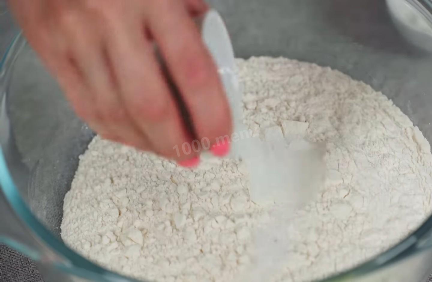 Шаг 2 приготовления Закрытый пирог с мясным фаршем и овощами на сметане