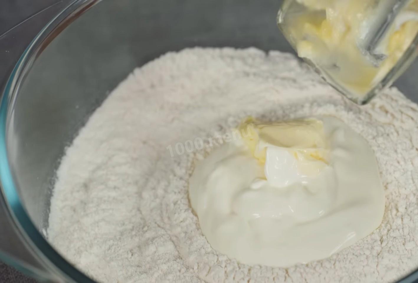 Шаг 3 приготовления Закрытый пирог с мясным фаршем и овощами на сметане