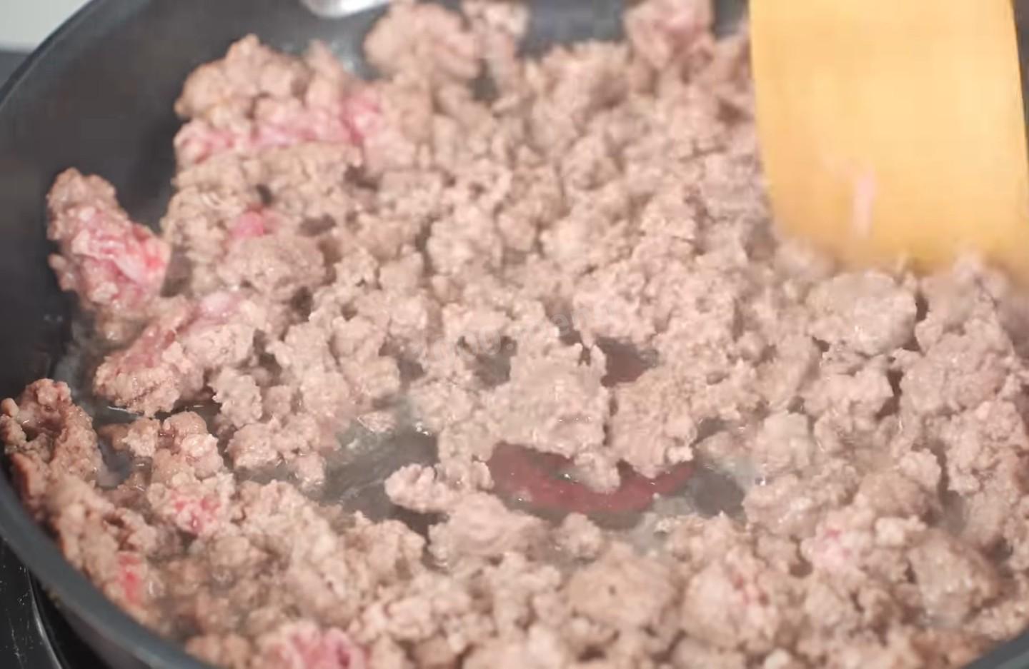 Шаг 5 приготовления Закрытый пирог с мясным фаршем и овощами на сметане