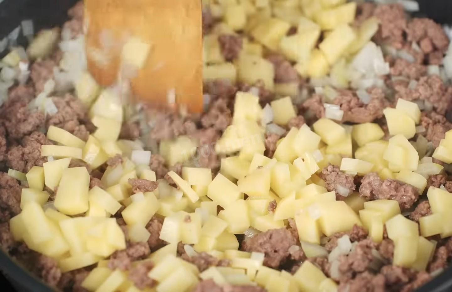 Шаг 7 приготовления Закрытый пирог с мясным фаршем и овощами на сметане