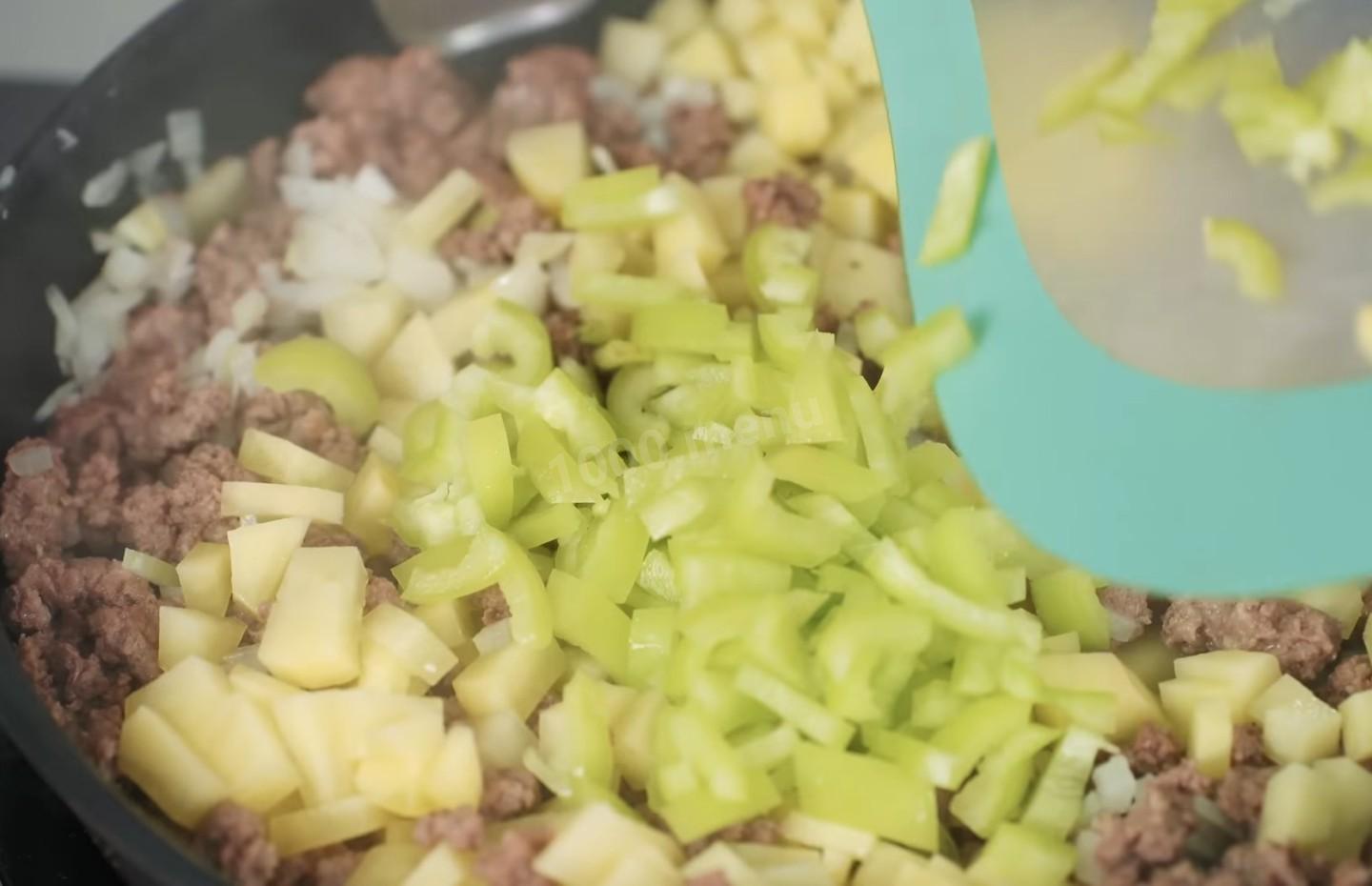 Шаг 8 приготовления Закрытый пирог с мясным фаршем и овощами на сметане