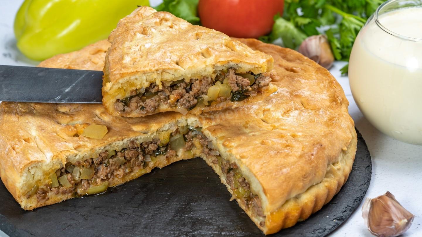 Обложка рецепта Закрытый пирог с мясным фаршем и овощами на сметане