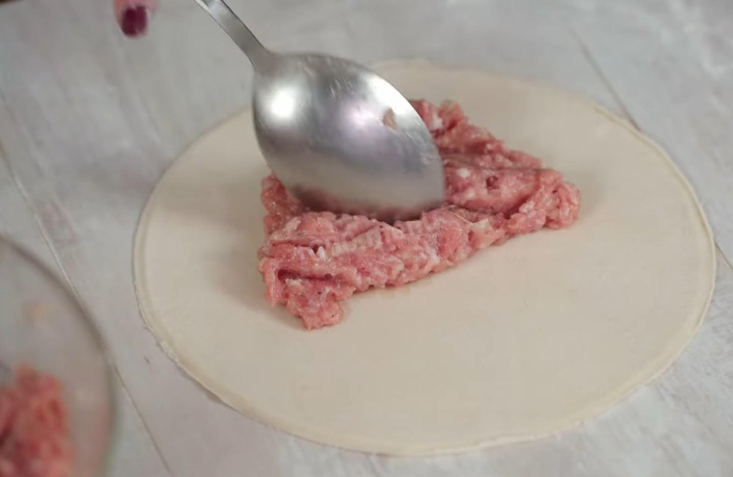 Шаг 12 приготовления Классические чебуреки из пресного теста с мясным фаршем