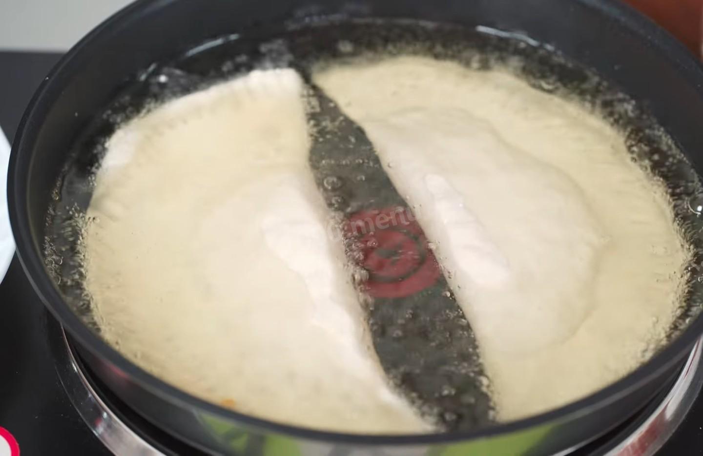 Шаг 14 приготовления Классические чебуреки из пресного теста с мясным фаршем