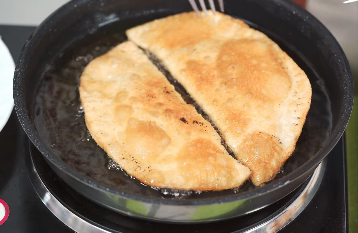 Шаг 15 приготовления Классические чебуреки из пресного теста с мясным фаршем