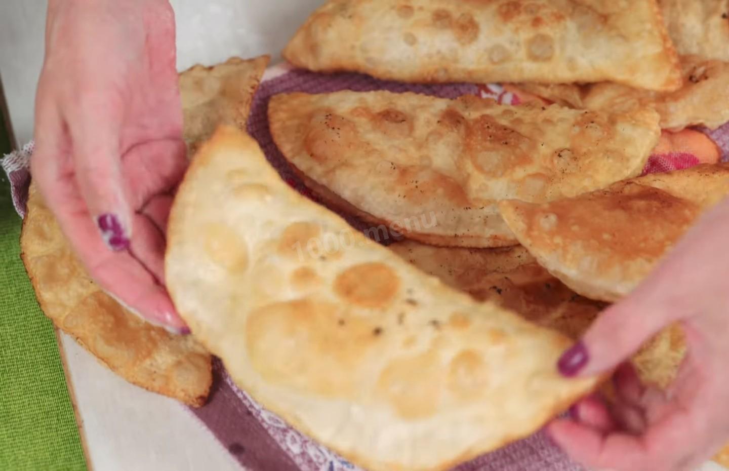 Шаг 16 приготовления Классические чебуреки из пресного теста с мясным фаршем