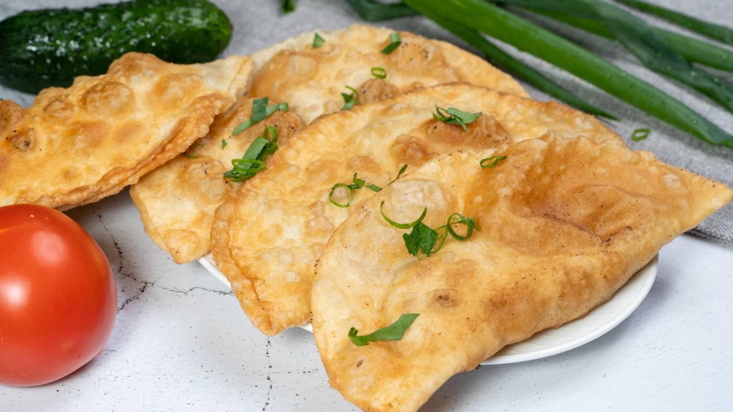 Шаг 17 приготовления Классические чебуреки из пресного теста с мясным фаршем
