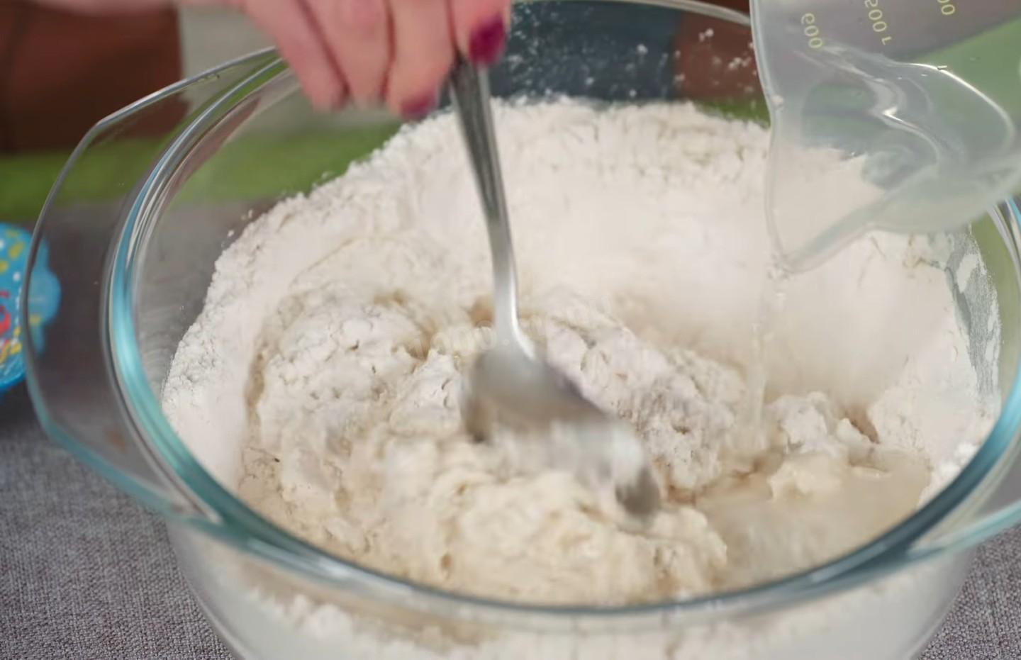 Шаг 3 приготовления Классические чебуреки из пресного теста с мясным фаршем