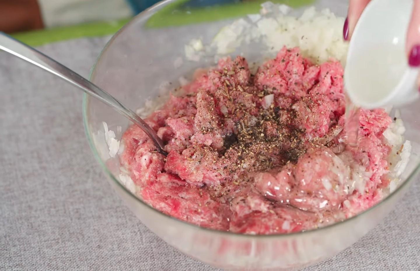 Шаг 7 приготовления Классические чебуреки из пресного теста с мясным фаршем