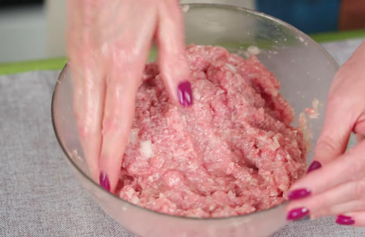 Шаг 8 приготовления Классические чебуреки из пресного теста с мясным фаршем