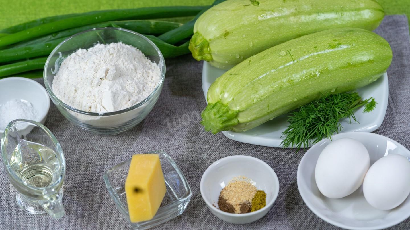 Шаг 1 приготовления Кабачковые оладьи с сыром и зеленью воздушные