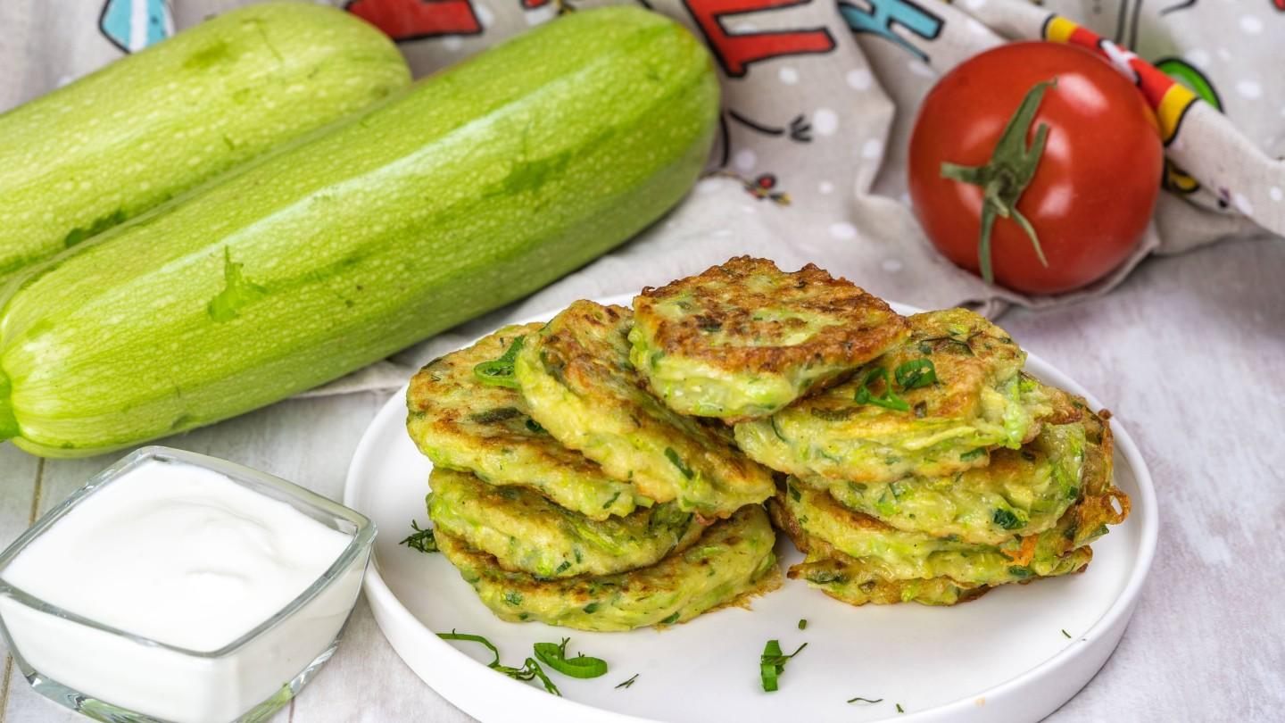 Шаг 11 приготовления Кабачковые оладьи с сыром и зеленью воздушные
