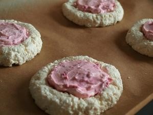 Шаг 3 приготовления Сырники на манке в духовке с ягодами и мягким сыром