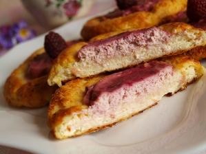 Шаг 6 приготовления Сырники на манке в духовке с ягодами и мягким сыром