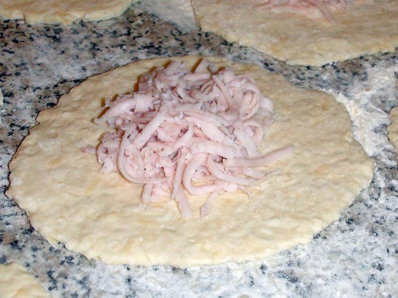 Шаг 10 приготовления Сырные лепёшки с ветчиной на кефире