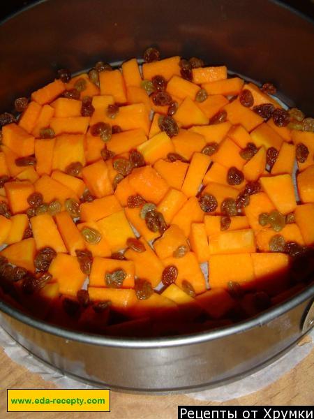 Шаг 3 приготовления Шарлотка с тыквой и изюмом