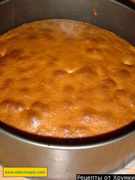 Шаг 5 приготовления Шарлотка с тыквой и изюмом