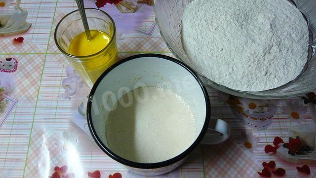 Шаг 2 приготовления Булочки Вертушки заливные с сахаром
