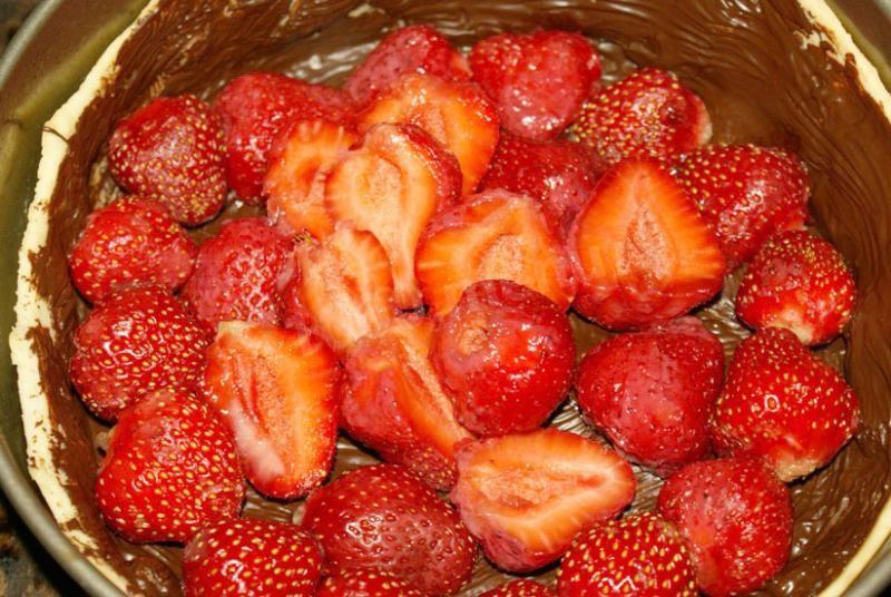 Шаг 12 приготовления Сладкие пироги с клубникой шоколадом и орехами