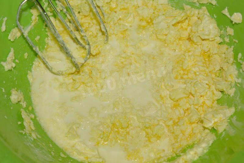 Шаг 3 приготовления Сладкие пироги с клубникой шоколадом и орехами