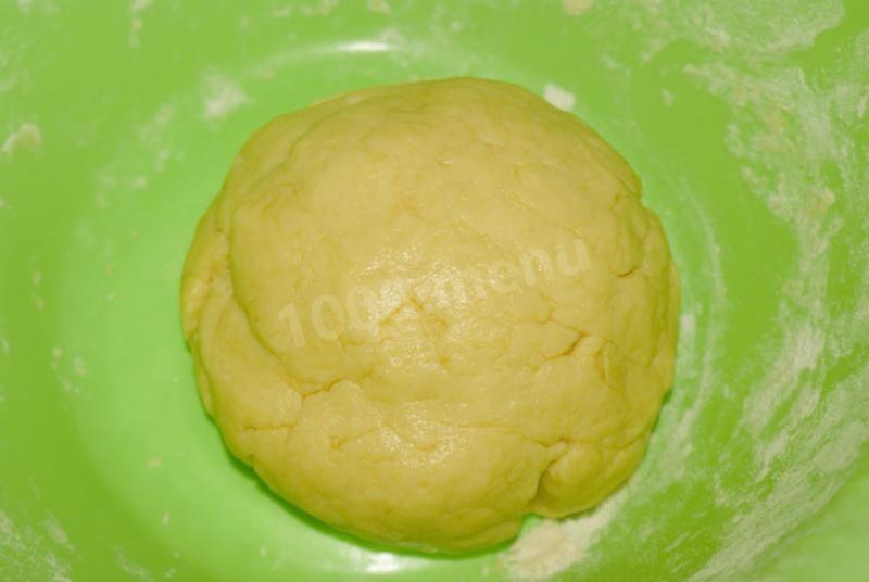 Шаг 5 приготовления Сладкие пироги с клубникой шоколадом и орехами