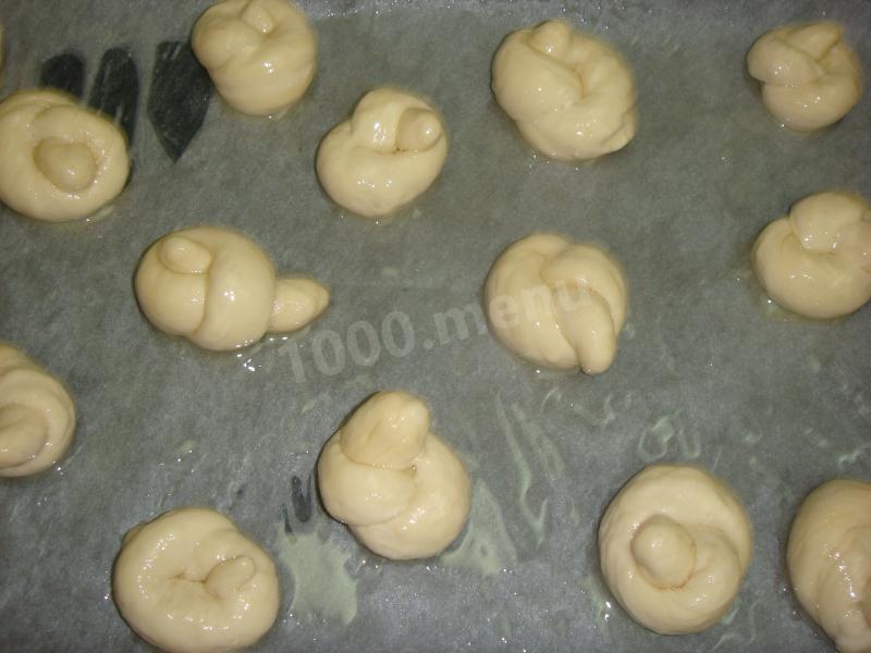 Шаг 3 приготовления Медовые плюшки с сахаром из дрожжевого теста