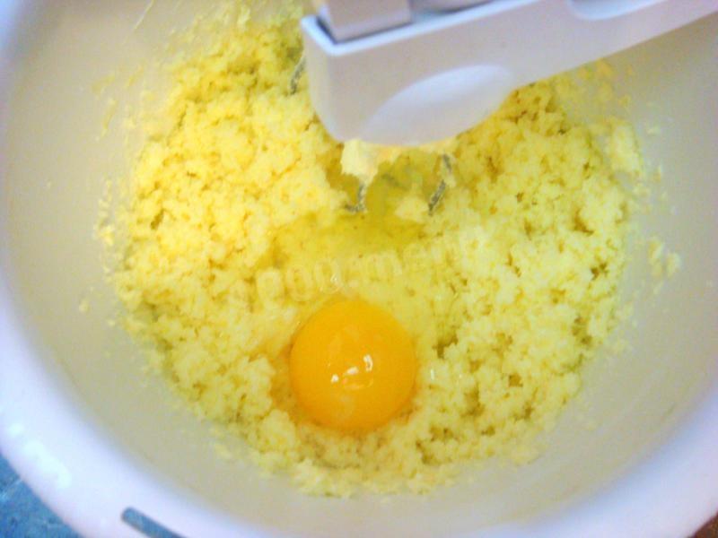 Шаг 3 приготовления Апельсиновый кекс-пирог с манкой и безе