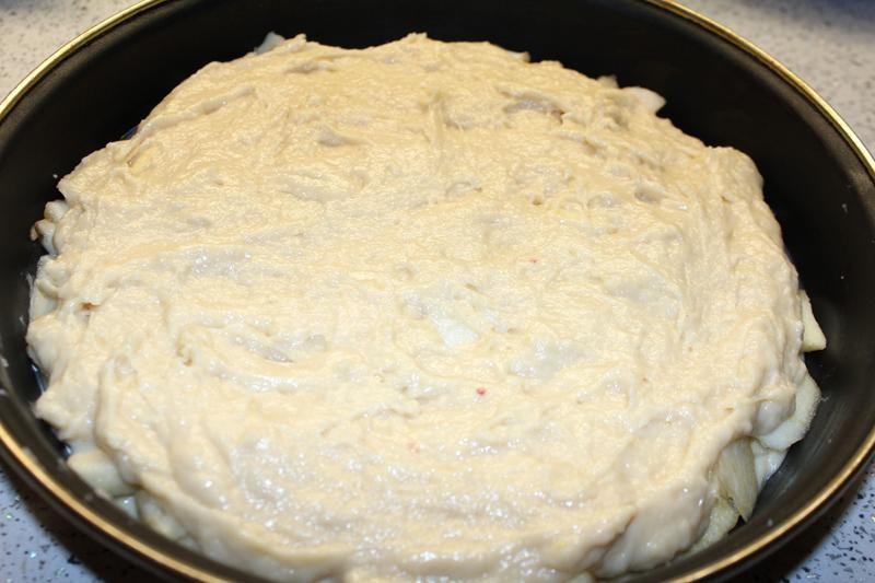 Шаг 9 приготовления Пирог с яблоками на фруктовом кефире