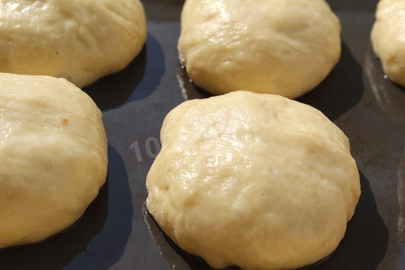 Шаг 8 приготовления Мои сдобные булочки с шоколадом и посыпкой