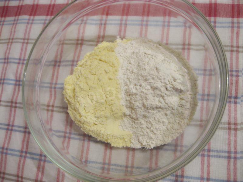 Шаг 2 приготовления Кукурузный хлеб бездрожжевой на молоке в духовке