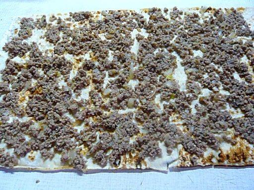 Шаг 2 приготовления Пирог из тонкого лаваша с помидорами, мясом, сыром