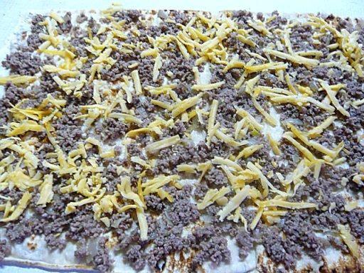 Шаг 3 приготовления Пирог из тонкого лаваша с помидорами, мясом, сыром