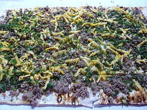 Шаг 4 приготовления Пирог из тонкого лаваша с помидорами, мясом, сыром