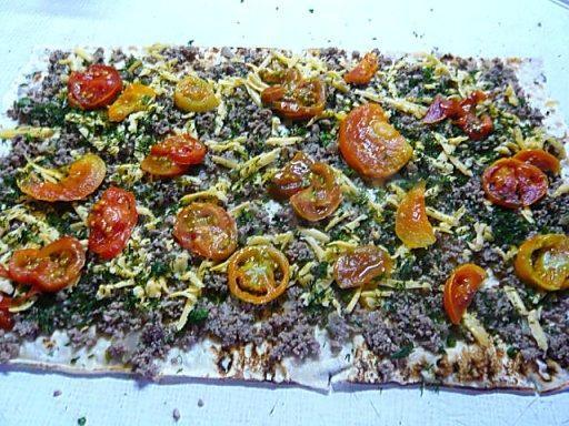 Шаг 5 приготовления Пирог из тонкого лаваша с помидорами, мясом, сыром