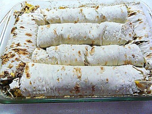 Шаг 7 приготовления Пирог из тонкого лаваша с помидорами, мясом, сыром