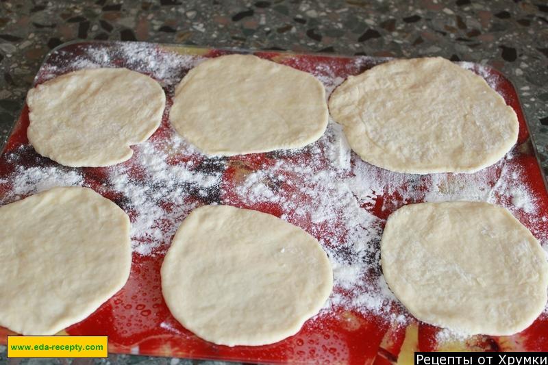 Шаг 2 приготовления Вкусные дрожжевые пирожки с вишней в духовке