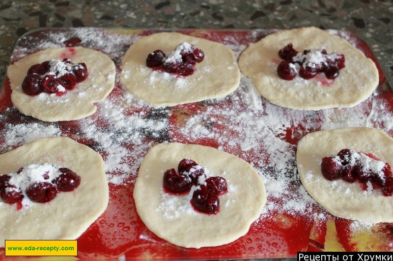 Шаг 3 приготовления Вкусные дрожжевые пирожки с вишней в духовке