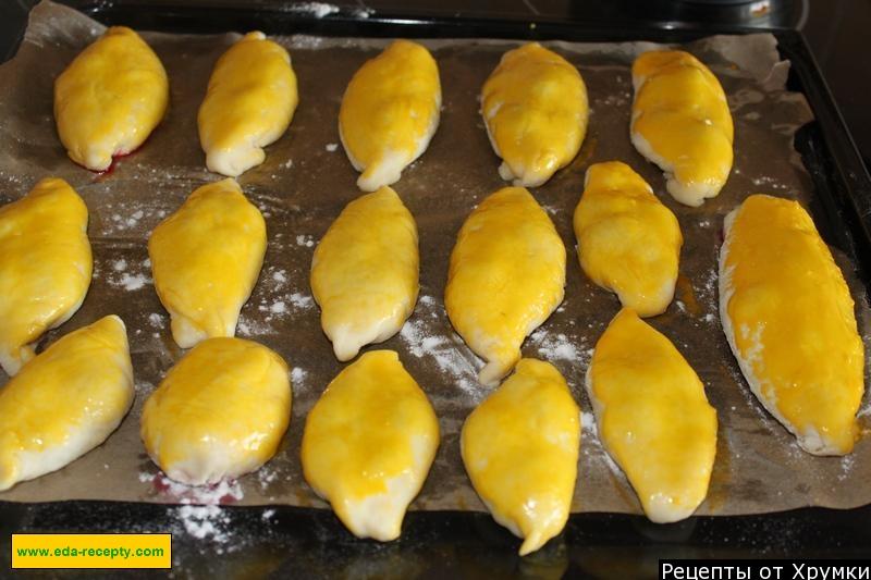 Шаг 5 приготовления Вкусные дрожжевые пирожки с вишней в духовке