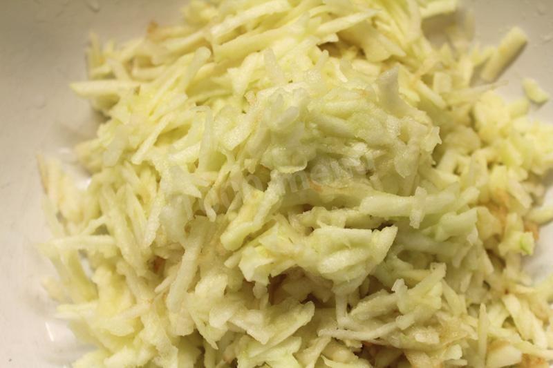 Шаг 3 приготовления Яблочный пирог с манкой и лимоном