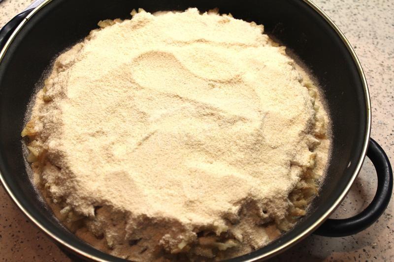 Шаг 6 приготовления Яблочный пирог с манкой и лимоном
