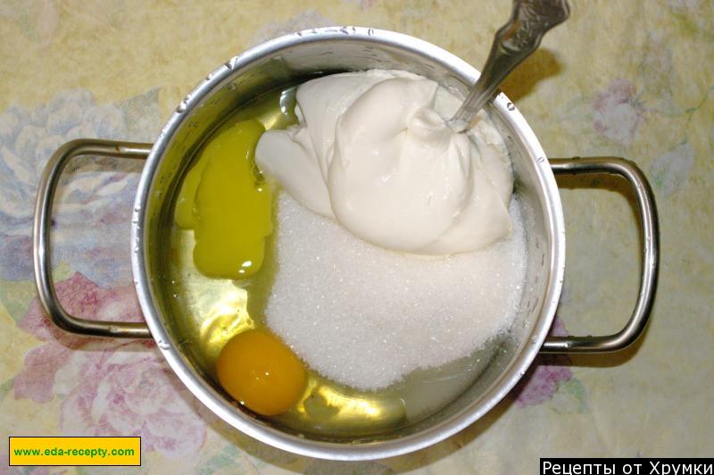 Шаг 2 приготовления шарлотка со сметаной с яблоками