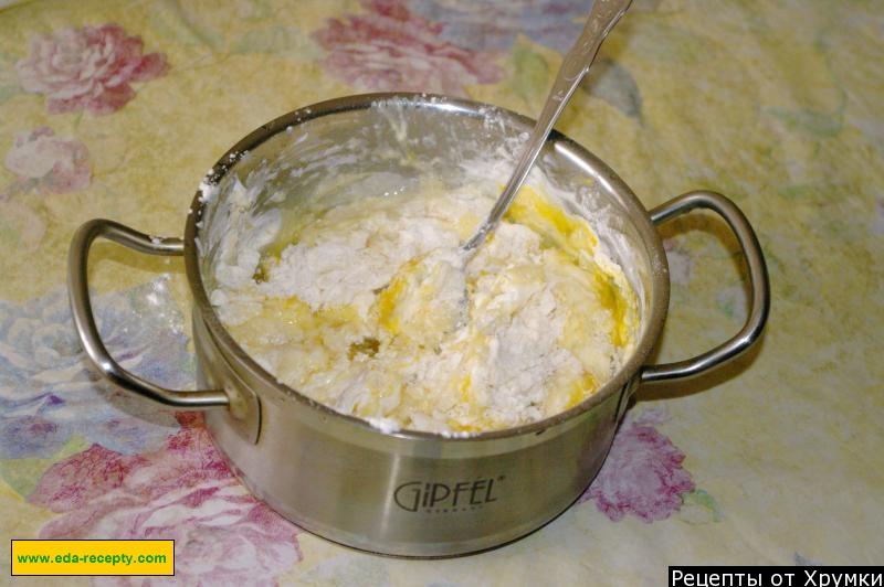Шаг 3 приготовления шарлотка со сметаной с яблоками