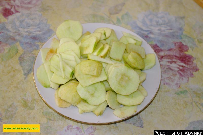 Шаг 4 приготовления шарлотка со сметаной с яблоками