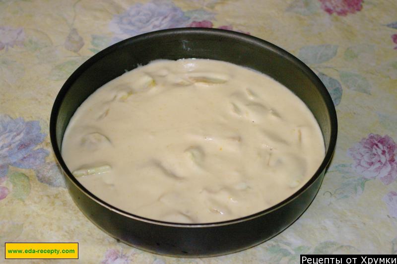 Шаг 6 приготовления шарлотка со сметаной с яблоками