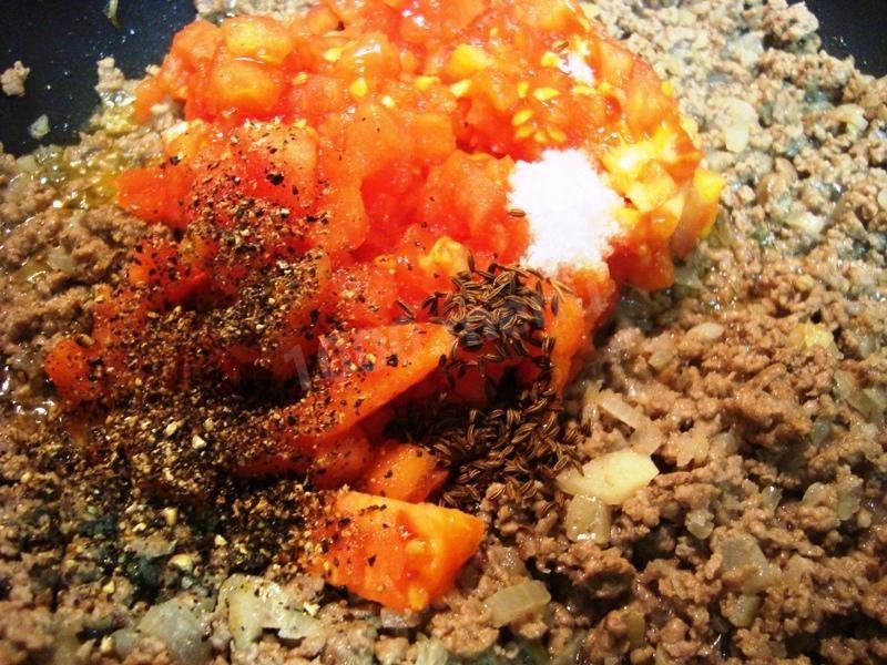 Шаг 4 приготовления Тортилья мексиканская с мясом на сковороде