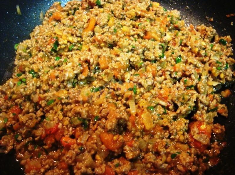 Шаг 5 приготовления Тортилья мексиканская с мясом на сковороде