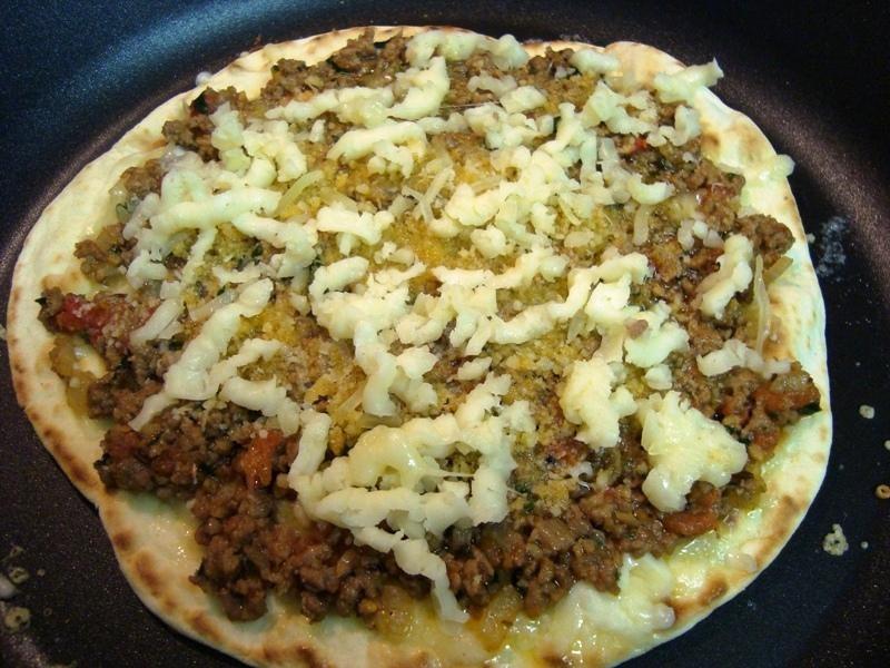 Шаг 7 приготовления Тортилья мексиканская с мясом на сковороде