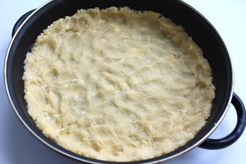 Шаг 2 приготовления Пирог с клюквой, орехами и курагой